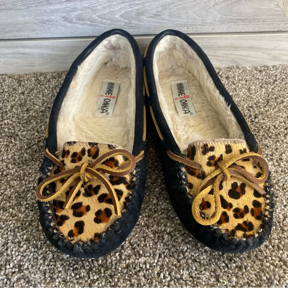 Minnetonka Cally leopard print suede bow slip on plush pile penny loafer flats 6